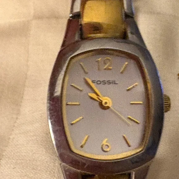 W1 WOMAN'S FOSSIL F2 ES9525 STAINLESS STEEEL-GOLD TONE  30M WATCH 5066 - Picture 3 of 15